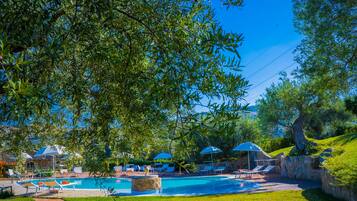 Seasonal outdoor pool, pool umbrellas, sun loungers