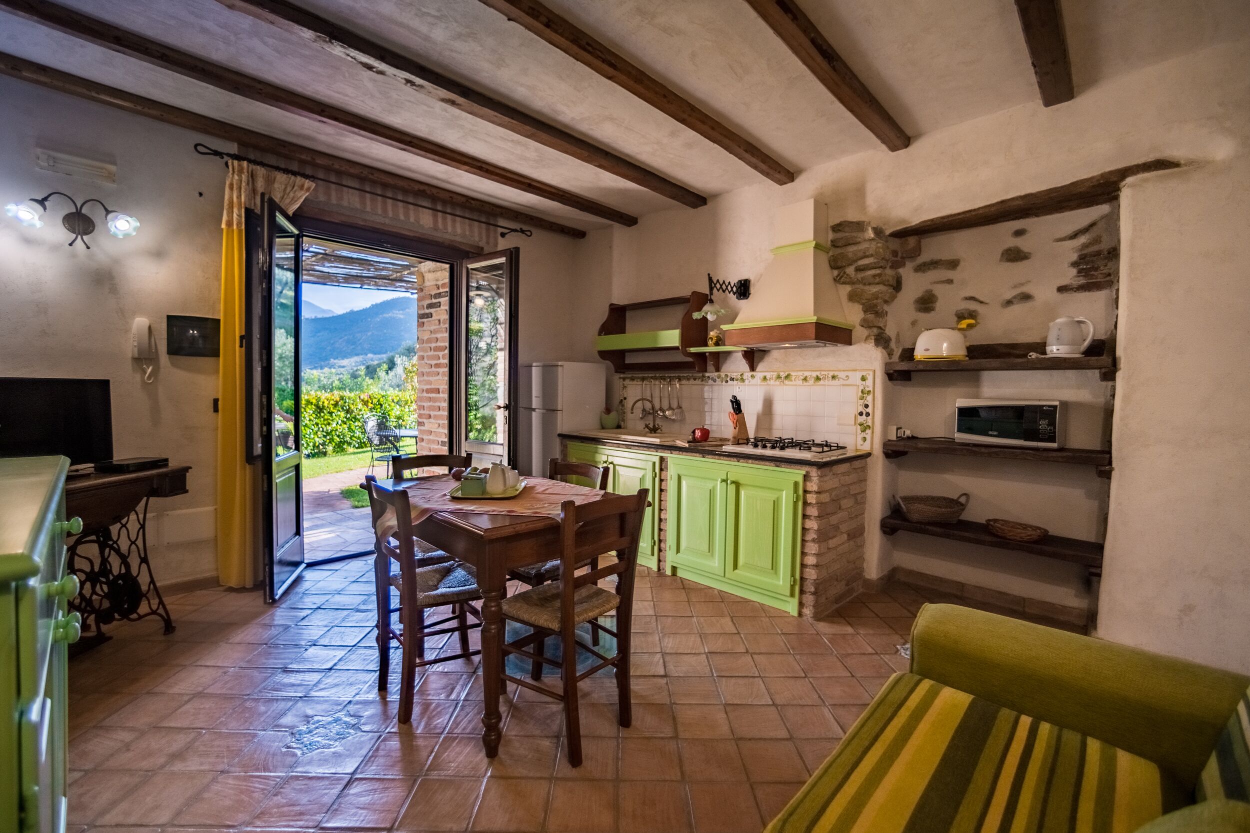 Appartement, 1 chambre | Coin séjour | Télévision à écran plat de 28 pouces avec chaînes par satellite