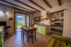 Appartement, 1 slaapkamer | Woonruimte | Een 28-inch flatscreentelevisie met satellietzenders en televisie