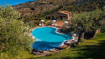 Piscina stagionale all'aperto, ombrelloni da piscina, lettini