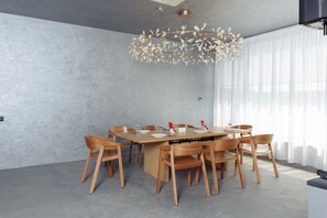 Deluxe-Zimmer, 1 Schlafzimmer | Essbereich im Zimmer