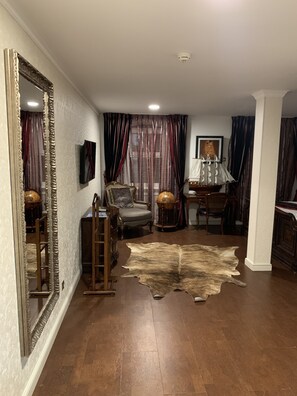 Minibar, caja de seguridad en la habitación y decoración personalizada 