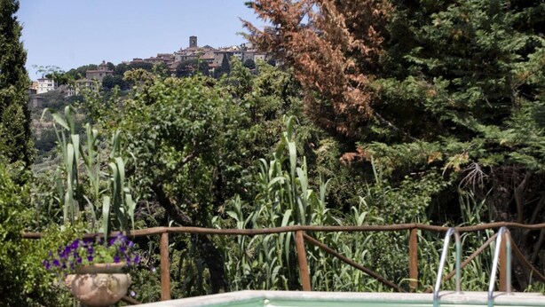 A swimming pool with a view of a hilltop village. - VILLA SERENA x6 Beautiful villa surrounded by nature, with swimming pool just 1 km from Cortona (Cortona)