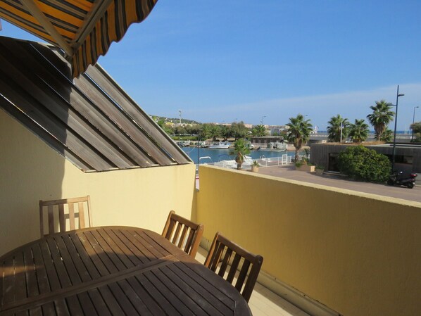 Outdoor dining - Seafront T2 Apartment with Terrace and Parking, Sète (Sète)