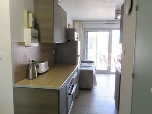 Fridge, microwave, dishwasher - Seafront T2 Apartment with Terrace and Parking, Sète (Sète)