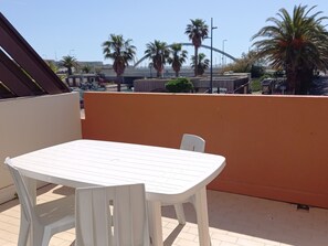 Outdoor dining - Seafront T2 Apartment with Terrace and Parking, Sète (Sète)