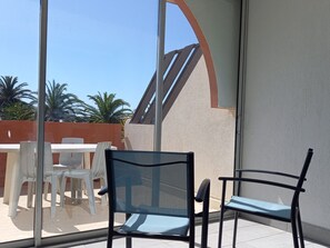 Outdoor dining - Seafront T2 Apartment with Terrace and Parking, Sète (Sète)