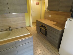 Réfrigérateur, four à micro-ondes, lave-vaisselle