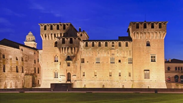 Un edifici gran i antic amb diverses torres i finestres d'arc, probablement un castell o fortalesa.