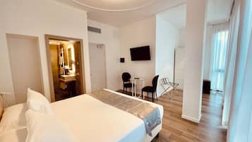 Familiekamer | Een minibar, een kluis op de kamer, een bureau, een laptopwerkplek