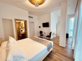 Family Room | Minibar, in-room safe, desk, laptop workspace