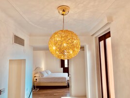 Minibar, caja de seguridad en la habitación y escritorio 