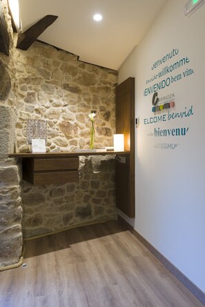 Standard-huone | Oleskelualue | 32–tuumainen äly-TV, jossa digitaalikanavat