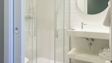 Habitación estándar | Baño | Ducha, secador de pelo, toallas y jabón