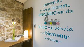 Standaard kamer | Woonruimte | Een 32-inch smart-tv met digitale zenders en televisie