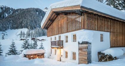 Mountain Chalet Tannhäuser with Mountain Views, Wi-Fi, Terrace & Garden