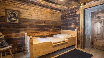 6 bedrooms, iron/ironing board, free WiFi, bed sheets