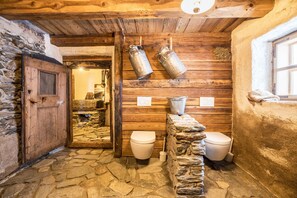 Regadera, secadora de cabello, toallas 