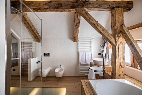 Bathtub, hair dryer, towels