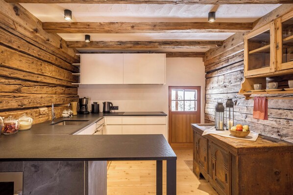 Fridge, oven, stovetop, dishwasher