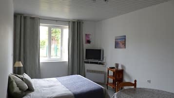 Iron/ironing board, travel cot, WiFi