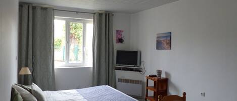 Iron/ironing board, travel crib, WiFi