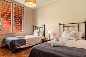4 slaapkamers, een strijkplank/strijkijzer, gratis wifi, beddengoed