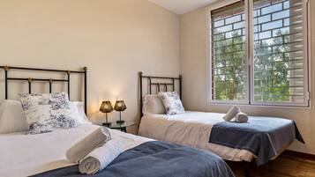 4 bedrooms, iron/ironing board, free WiFi, bed sheets