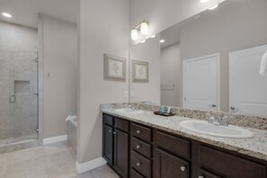 Shower, towels - ⭐Walk to Beach and Restaurants-Gulf Views-Pool+Hot Tub-3BR Alerio C303⭐ (Miramar Beach)
