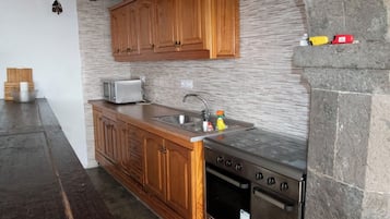 Een koelkast, een magnetron, een oven, een kookplaat