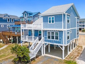 Exterior - Pirates in Paradise / 320 E Beach Drive (Oak Island)