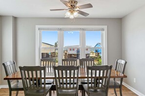 Dining - Pirates in Paradise / 320 E Beach Drive (Oak Island)