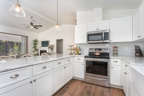 冰箱、微波炉、烤箱、炉灶