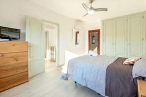 3 slaapkamers, een strijkplank/strijkijzer, gratis wifi, beddengoed