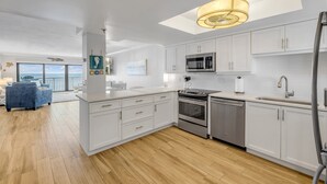 コーヒー / ティーメーカー、冷蔵庫、電子レンジ、オーブン
