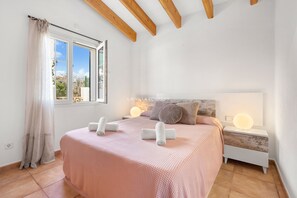 3 bedrooms, iron/ironing board, WiFi, bed sheets