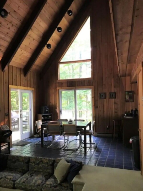 Smart TV, fireplace, books, offices - Beautiful Home in the Catskills, 4 beds cozy home (Roxbury)