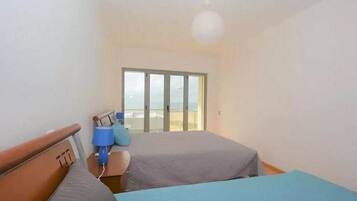 3 habitaciones, tabla de planchar con plancha y cuna de viaje