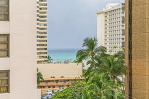 Um edifício alto com vista para o oceano.