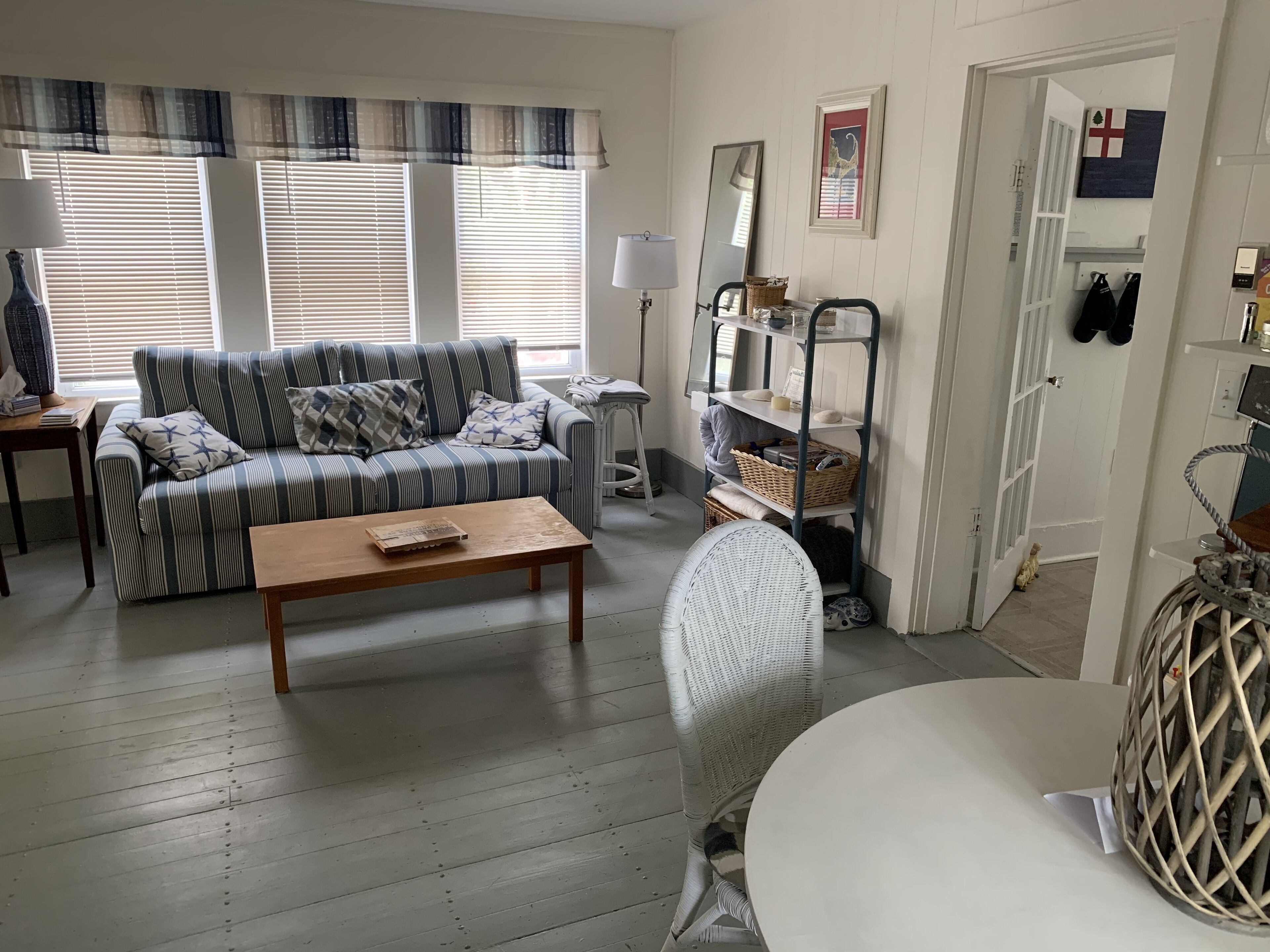 Nautical Oasis 10-min Walk to Downtown Oak Bluffs