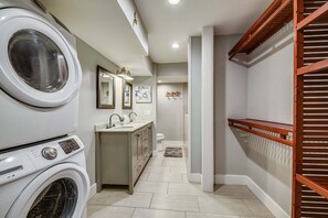 Combined shower/bathtub, towels, shampoo, toilet paper