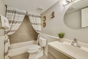 Combined shower/bathtub, towels, shampoo, toilet paper