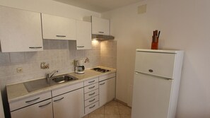 Een koelkast, een kookplaat, een koffiezetapparaat/waterkoker