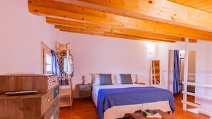 2 bedrooms, iron/ironing board, travel crib, WiFi - Beach Front Villa 2 - sea view (Calabernardo)