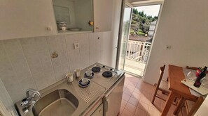 Kühlschrank, Mikrowelle, Ofen, Herdplatte