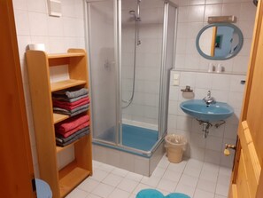 Dusche, Haartrockner, Handtücher