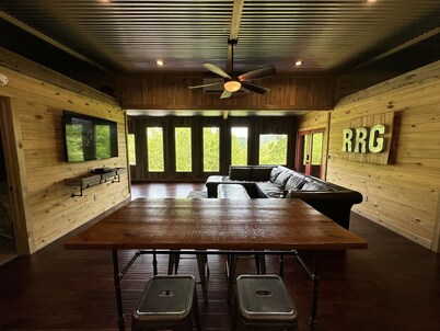 The ORIGINAL Shipping Container Cabin in RRG-High Speed WiFi!-Hot
Tub!-View!