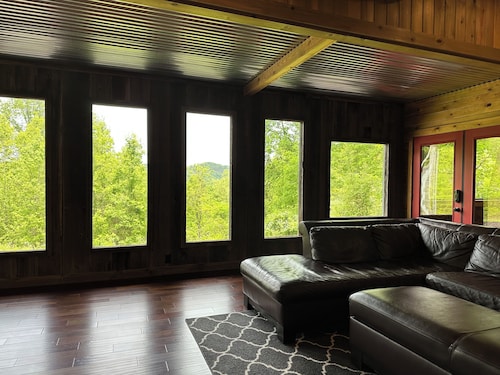 YOU WILL LOVE THIS ONE!-SUPER CLEAN-KING BEDS-HOT TUB-VIEW-HI SPEED WIFI-BOOK IT