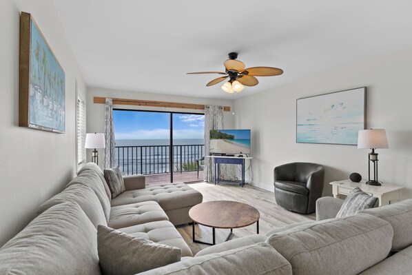 Smart TV, livros, aparelho de som