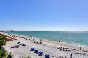 Am Strand, Liegestühle, Strandtücher